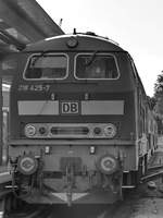 Die Diesellokomotive 218 425-7 war Anfang Juli 2017 am Bahnhof Füssen anzutreffen.