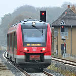Der Dieseltriebwagen 623 019 war Anfang November 2020 bei der Ankunft am Bahnhof Stavenhagen zu sehen.