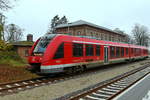 Der Dieseltriebwagen 623 521 verlässt den Bahnhof Stavenhagen in Richtung Neubrandenburg. (November 2020)