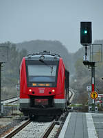 Der Dieseltriebwagen 623 521 verlässt den Bahnhof Stavenhagen in Richtung Malchin. (November 2020)