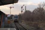 Burgenlandbahn 672 911 als RB 34882 von Naumburg (S) Ost nach Wangen (U), am 28.02.2015 bei der Ausfahrt in Laucha (U).