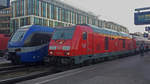 In der letzten Woche vor dem Winterfahrplanwechsel 2016 schlug auch die letzte Woche des Mühldorfer Bn-Wagen-Einsatzes an. 245 008-8 brachte einen derartigen Zug mit 7 Wagen am 08.12.16 nach München Hbf. 218 452-1 fuhr mit ihm zurück nach Mühldorf und weiter nach Simbach.