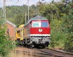 Weithin hrbar schlngelt sich 232 223-8 mit etwas Baugermpel aus der Ostschleife von Eichenberg in Fahrtrichtung Sden. Aufgenommen am 26.08.2011.