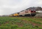 DGT 232 223-8 mit langem Bauzug in Fahrtrichtung Norden. Aufgenommen am 16.11.2013 in Ludwigsau-Friedlos.