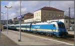 183 003 wartet auf die verspteten Wagen aus Prag. Regensburg Hbf. (26.10.2010)