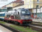 Endlich hab ich sie mal mit Werbung. 183 001  175 Jahre Deutsche Eisenbahn  abgestellt in Regensburg Hbf, 11.08.2010