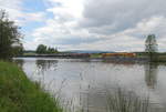 Am 29.05.2020 trafen sich auf der zweigleisigen Strecke Zwischen Wiesau und Weiden die Oberpfalzbahn in gelb und ein Kesselzug aus Neustadt/Donau.