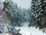 Der Winter ist zurck in Oberfranken, hier bei Martinlamitz. Am 27.01.2011 kommt der VGB Vogtland-Werbezug aus dem Wald gen Hof gerauscht...