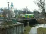 Der aus dem Sden geliehene Waldbahn VT 27 auf Einsatz-Fahrt in Oberfranken: Der Schnee ist geschmolzen, die berschwemmungen gehen auch langsam zurck, als der Tw am 18.01.2011 ber diese Brcke in