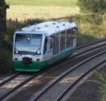 Auf den ersten Blick nicht mehr als ein Sichtungsbild, auf den zweiten Blick sah ich erst die Spiegelung des Gleises in der seitlichen Fensterreihe.

VT 38 (RegioSprinter)der Vogtlandbahn am 14.08.2012 bei Drochaus, zwischen Mehltheuer und Schnberg. Bahnstrecke 6362 Leipzig - Hof