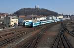 223 063 (92 80 1223 063-9 D-VBG) wartet vor dem Stellwerk auf den Zug ALX353 von 223 068 (92 80 1223 068-8 D-VBG) mit ALX84108 + 353 am 08.03.2013 in Schwandorf.