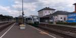 Immer noch ein bedeutender Bahnknoten ist Marktredwitz in Oberfranken, an der Grenze zur Oberpfalz.
Zwei Bahnstrecken durchlaufen den Bahnknoten, die Strecke 5903 Nrnberg - Cheb (Eger) und die Strecke 5050 Weiden - Oberkotzau (Hof).
Hier halten Zge nach Hof, nach Nrnberg, nach Bayreuth (Kirchenlaibach), nach Cheb und nach Regensburg.
Einzelne Zge verkehren nur bis Schwandorf oder Weiden in der Oberpfalz.
Agilis, die Vogtlandbahn, auch mit dem ALEX und die DB sind im Personenverkehr vertreten.
Marktredwitz ist auch ein wichtiger Umschlagpunkt im Gterverkehr, besonders ber Cheb in die Tschechische Republik. und umgekehrt.

Desiro VT 21 der Vogtlandbahn steht Abfahrt bereit nach Schwandorf auf Gleis 2.
Bahnstrecke 5050 Weiden (Oberpfalz) - Oberkotzau (Hof), KBS 855 am 15.08.2013