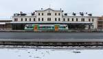 VT 51 (650 151-3) von der Vogtlandbahn steht am 24.01.2015 als VGB 81110 (Bad Brambach - Gera Hbf) vor dem historischen Bahnhofsgebäude in Oelsnitz (Vogtl). Die Aufnahme wurde vom Fußweg neben der B92 gemacht.