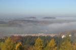 Vogtlandbahn mit einem VT Triebwagen von Stadler auf der Elstertalbrücke die gerade erst vom Nebel  befreit  wurde.