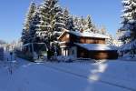 Vogtlandbahn aus Schöneck passiert die DAV Vogtlandhütte bei Schöneck bei herrlichem Winterwetter am 18.01.2016. 