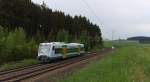 Viel Grün..... Die Landschaft und auch der VT 66 der Vogtlandbahn haben viel von dieser Farbe abbekommen. VT 66 ist auf dem Weg nach Hof und wird den dortigen Hauptbahnhof in ca. 5 Minuten erreichen. Bahnstrecke 6362 Leipzig - Hof bei Feilitzsch am 21.05.2015