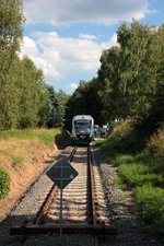  Egronet-Erkundungstour 16.-18.08.2013  Unser Zug hat Horní Slavkov-Kounice erreicht, damals Endpunkt der neu aufgebauten Strecke von Krázný Jez, auf der man früher über Loket bis Novè Sedlo fahren konnte. VT08 als ZOs36088 am 17.08.2013 bereit zur Rückfahrt nach Krazný Jez. 