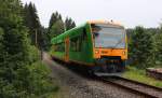 VT 21 (650 656-1) von der Waldbahn fährt am 27.06.2015 wieder zurück als WBA83980 (Grafenau - Zwiesel(Bay)) durch die Ortslage von Spiegelau.