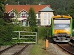 VT 15 (650 650) Waldbahn in Bodenmais am 14.08.2016. (Bild vom Bahnübergang)