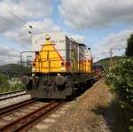   Die DLI 112  Goliath  (98 80 3423 016-5 D-DLI) der Die-Lei GmbH (Kassel) mit leerem Schüttgutwagenzug fährt mit 20 kmh am 29.07.2011 über das Baugleis in Wilnsdorf-Anzhausen (an der