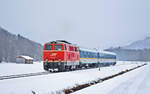 Die Diesellok 2143.21 fährt bei leichtem Regen bei Sonthofen mit einem Alx talwärts.Bild 30.12.2017