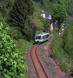 Ein von mir bereits mehrfach gezeigtes Motiv in der Frhlingsvariante: 654 033 (VT33  Karlovy Vary/Karlsbad ) als VBG83146 in Klingenthal, 30.5.010.