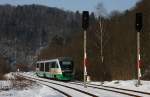 VT 18 Desiro 642 818-8 der Vogtlandbahn als VBG 81028 Weischlitz - Gera, KBS 541 Elstertalbahn, fotografiert bei der Ausfahrt aus Bahnhof Barthmhle am 01.02.2011