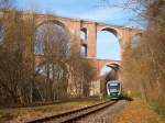 VT21 der Vogtlandbahn, als VBG 81023 nach Weischlitz, hat am 06.11.2011 den Bahnhof Barthmühle verlassen und soeben das wunderschöne Elstertalviadukt durchquert!