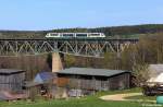 Desiro 642 310-6 + 810-5 Vogtlandbahn VT 10   Stadt Hof   als VBG 81123 Hof - Regensburg, KBS 855 Hof - Regensburg, fotografiert auf dem Viadukt Thlau am 28.04.2012