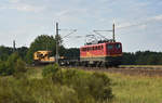 EBM Cargo kam mit dieser schönen 140 070-4 und einem Kirow EDK 151 Baukran der DB Bahnbau Gruppe 530 0 319-5 aus Richtung Büchen. Klasse war im nachhinein bei der Sichtung der Bilder, der Spruch:  Helden der Schiene . Welches mit einem Finger in den staubigen Untergrund, des schwarzen Bereich der 140 geschrieben wurde. Das ist ein Graffiti was sich sehen lassen kann. 