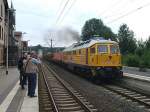 Ein echter Schnappschuss ist dieses Bild von der V 300.10 der EBW Cargo und diesen 3 Fotografen. Altenbeken, 1.7.2007