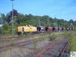 V 150.04 der Eisenbahnbewachungs GmbH (EBW) vor einen Schotterzug am 09. Juni 2006 im Coburger Gterbahnhof.