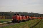 212 047 und 212 370 mit Schotterzug zwischen Godlricht und Mimbach unterhalb von Hhengau (19.10.2008) (Strecke Amberg-Schnaittenbach)