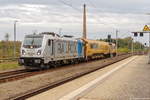 187 310-8 Railpool GmbH für evb logistik mit einem Schienenschleifzug in Rathenow. Nach dem Umsetzen ging es in Richtung Stendal weiter. 21.10.2017