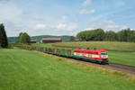 223 031 der EVB mit einem Holzzug von Schirnding nach Hengersberg bei Pechbrunn, 17.08.2017