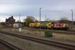 410 01 (211 323-1) evb - Eisenbahnen and Verkehrsbetriebe Elbe-Weser GmbH hatte sich in Rathenow den abgestellten Schienenschleifzug geholt und fuhr dann etwas spter mit dem Schleifzug in Richtung Stendal raus. 07.11.2013