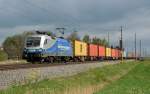 182 912 bespannte am 10.04.14 den Containerzug von Hamburg-Waltershof nach Hof. Hier rollt der Containerzug durch Braschwitz Richtung Halle(S).