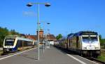 VT 102 und ein weiterer VT der EVB verlassen am 17.05.2015 den Bahnhof Cuxhaven in Richtung Bremerhafen, daneben die 246 004-6 von Metronom. Wegen Bauarbeiten verkehrten die Metronom an diesem Wochenende nur bis Himmelpforten, von dort bis Stade musste in den Bus gewechselt werden.