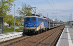 140 761 der MWB schleppte am 01.05.16 einen langen Autozug durch Wittenberg-Altstadt Richtung Dessau.