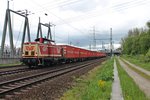 Am 26.05.2015 rangierte die EVB 410 04 (211 024-5) einen Containerzug beim Umspannwerk in Hamburg Waltershof in Richtung Hamburger Hafen.