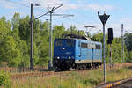 EGP Lok 151 007 von Bergen auf Rügen kommend fährt abzweigend in Mukran-Borchtitz ein, um mit RE 9 nach Lietzow zu kreuzen.