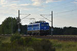 EGP 140 656-0 kam solo und bei wundeschöner Dämmerung, aus Richtung Hamburg. 3km östlich von Büchen, 30.07.2018.