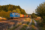 151 118 der EGP mit einem Containerzug aus Regensburg Ost Richtung Nürnberg bei Postbauer-Heng, 16.08.2018