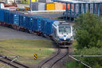 EGP Lok 247 906 mit Containerwagen im Fährhafen von Sassnitz Mukran. - 10.07.2021 - Sicht von der Mukraner Strassenüberführung der L29.
