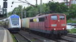 Im Moment noch in Rot, EGP mit  151 167-4  (NVR:  91 80 6 151 167-4 D-EGP ) und Containerzug Richtung Hamburger Hafen am 16.06.21 Durchfahrt Bf. Hamburg-Harburg.