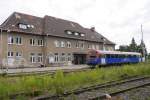 EGP-VT 43 (und nicht der  neue  VT 120) bediente am 16.6.14 die Strecke Neustrelitz - Mirow. Das imposante Bahnhofsgebäude von Mirow erinnert an bessere Zeiten im SPNV von MV.