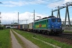 EGP 140 838-4  zippel24.com  mit einem Containerzug (Berlin Westhafen - Hamburg Waltershof) am 26.05.2015 beim Umspannwerk in Hamburg Waltershof und fuhr gen Hamburger Hafen.