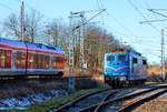 RE 9 fährt in Sassnitz Lancken an der EGP Lok 151 170 vorbei, die im Anschluss Kreidewerk auf das Ende der Beladung von Kreidewagen wartet. - 24.02.2017