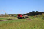 ELV 211 019-5 (V100 1019) dieselt mit ihrem Sonderzug vom Bahnhofsfest in Stockheim über die Horlofftalbahn in Richtung Friedberg und weiter nach Hanau.