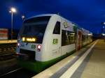 Der VT 305, von der Erfurter Bahn, steht hier am 19.August 2013 um 05:40 Uhr im nchtlichen Hofer Hbf.